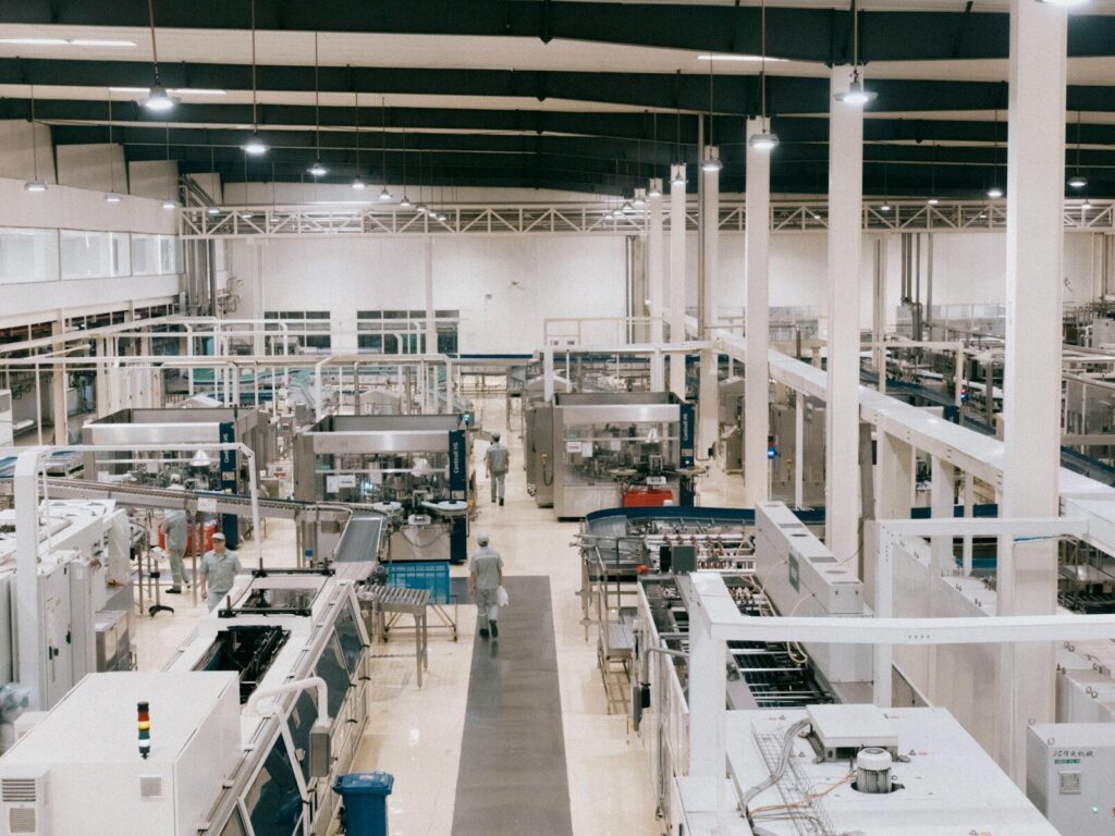 Moderne fødevarefabrik med produktionsudstyr og maskiner til energiintensiv fødevareproduktion