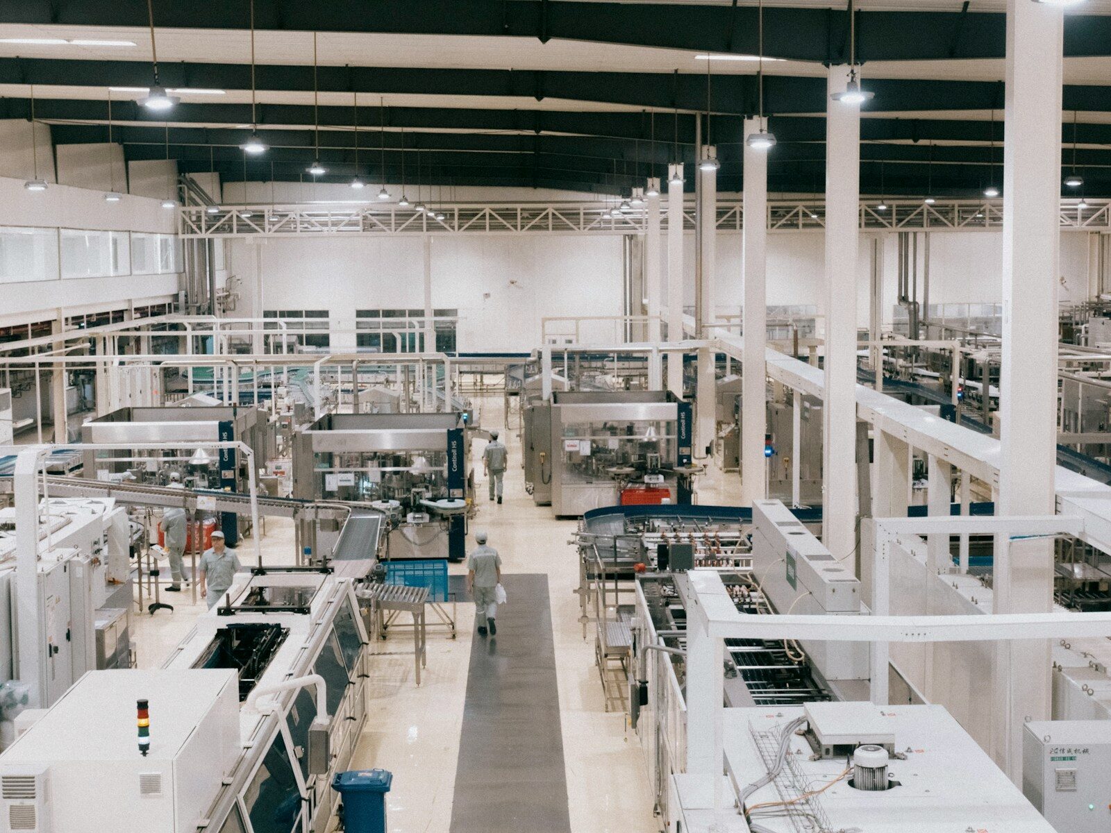 Moderne fødevarefabrik med produktionsudstyr og maskiner til energiintensiv fødevareproduktion